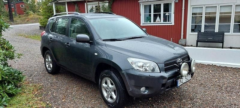 Grå Begagnad 2006 Toyota RAV4 SUV | 56 000 kr (Superpris) - Bild 1/2