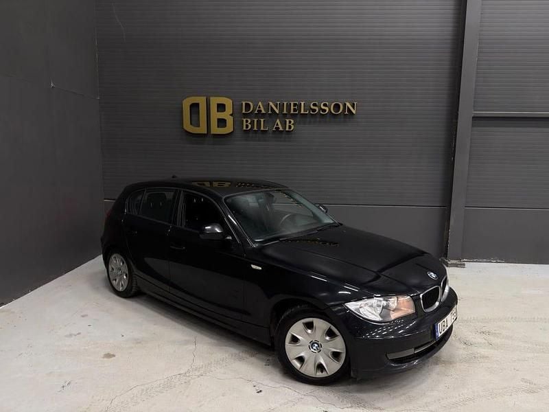 Svart Begagnad 2010 BMW 116 Advantage Halvkombi | 49 800 kr (Marknadspris) - Bild 1/4
