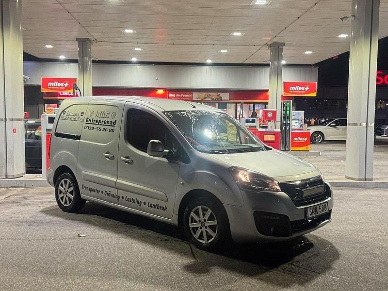 Grå Begagnad 2015 Peugeot Partner Minibuss | 59 900 kr (Lite dyr) - Bild 1/4