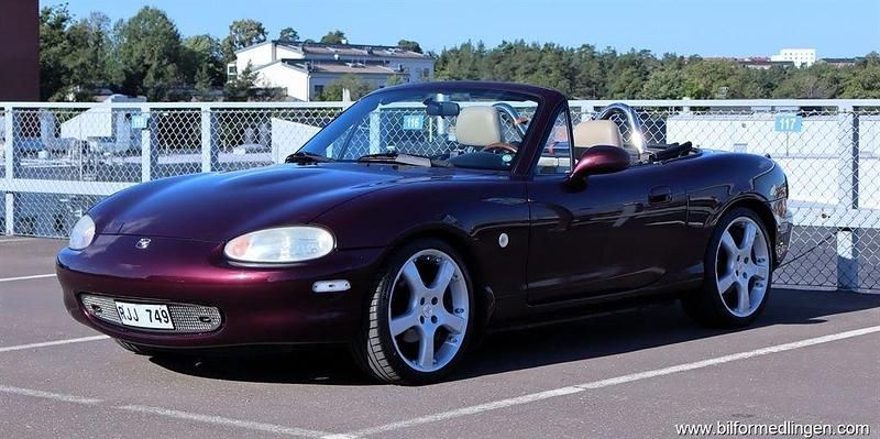 Röd samma som bilen Begagnad 2000 Mazda MX5 Cab | 79 900 kr (Marknadspris) - Bild 1/4