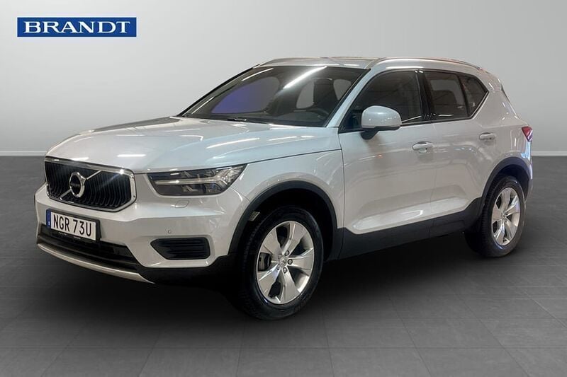 Silver Begagnad 2022 Volvo XC40 Momentum SUV | 309 900 kr (Marknadspris) - Bild 1/3