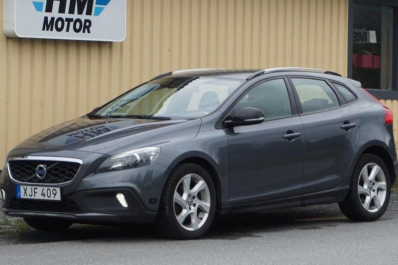 Grå Begagnad 2014 Volvo V40 CC Momentum Kombi | 133 600 kr (Marknadspris) - Bild 1/4