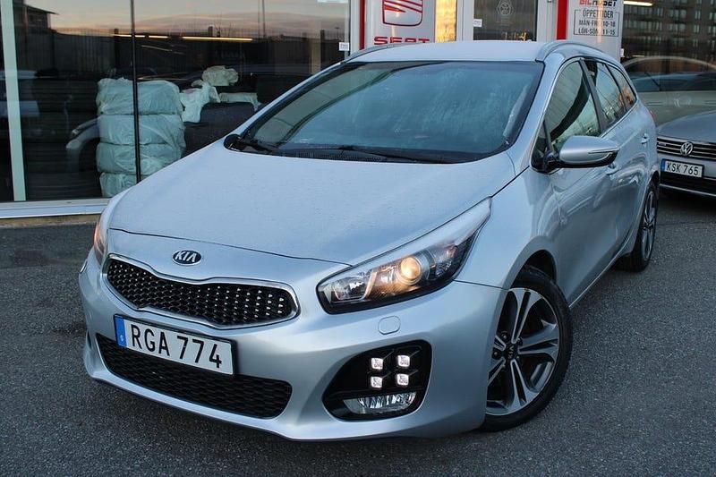 Grå Begagnad 2017 Kia Ceed Sportswagon GT-Line Kombi | 104 900 kr (Marknadspris) - Bild 1/4