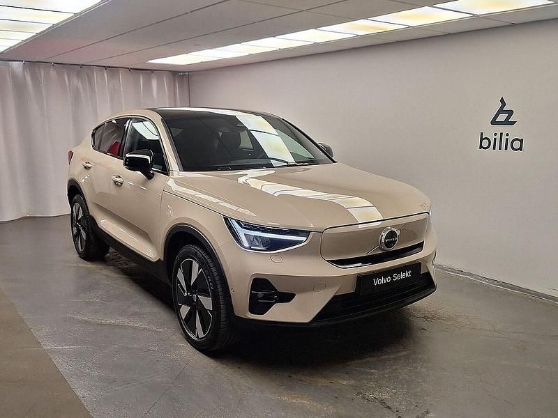 Ljusbrun Ny 2024 Volvo EC40 Plus SUV | 494 900 kr (Marknadspris) - Bild 1/4