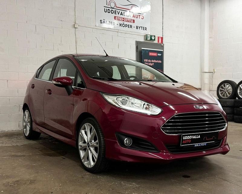 Röd Begagnad 2013 Ford Fiesta Titanium Halvkombi | 79 900 kr (Marknadspris) - Bild 1/4