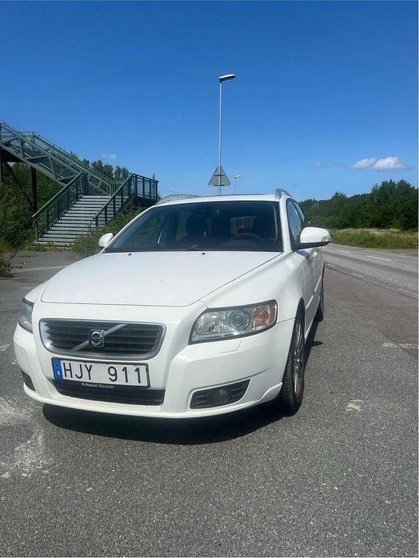 Vit Begagnad 2010 Volvo V50 Summum Kombi | 47 500 kr (Bra pris) - Bild 1/4