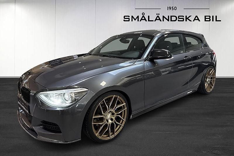 Grå Begagnad 2012 BMW M135 Luxury Line Halvkombi | 219 000 kr (Marknadspris) - Bild 1/4