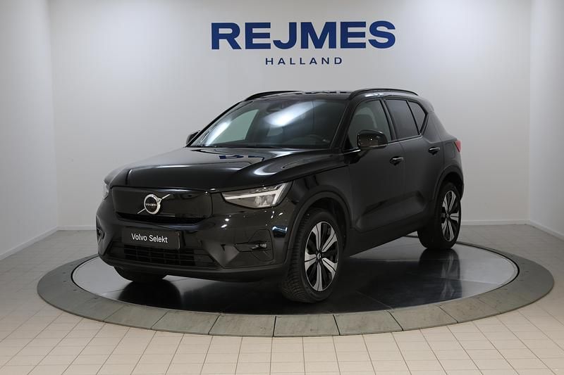 Svart Begagnad 2022 Volvo XC40 Plus SUV | 389 500 kr (Marknadspris) - Bild 1/4