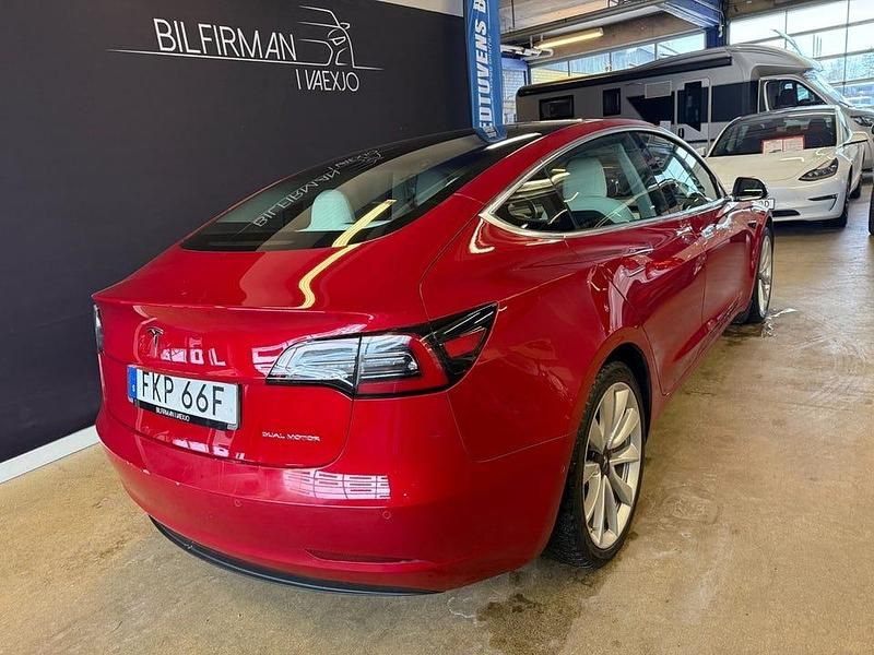 Begagnad Tesla Model 3 Long Range AWD 339 kW (462 HK) 2019 Röd Sedan