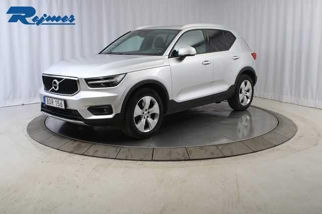 Silver Begagnad 2018 Volvo XC40 Momentum SUV | 266 800 kr (Marknadspris) - Bild 1/4