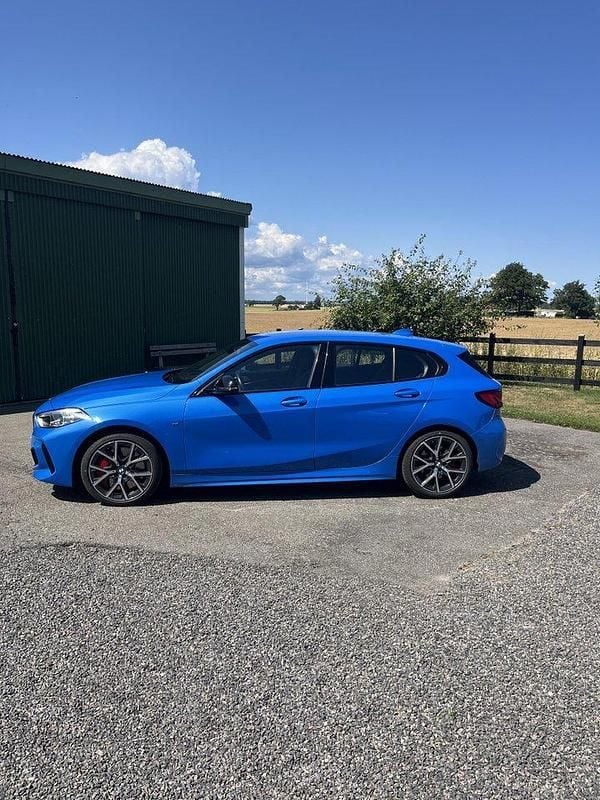 Blå Begagnad 2022 BMW 128 M Sport Halvkombi | 290 000 kr - Bild 1/4