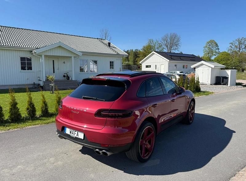 Röd Begagnad 2017 Porsche Macan S Sport SUV | 395 000 kr (Marknadspris) - Bild 1/4