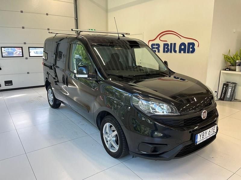 Svart Begagnad 2021 Fiat Doblò Minibuss | 149 900 kr (Superpris) - Bild 1/4