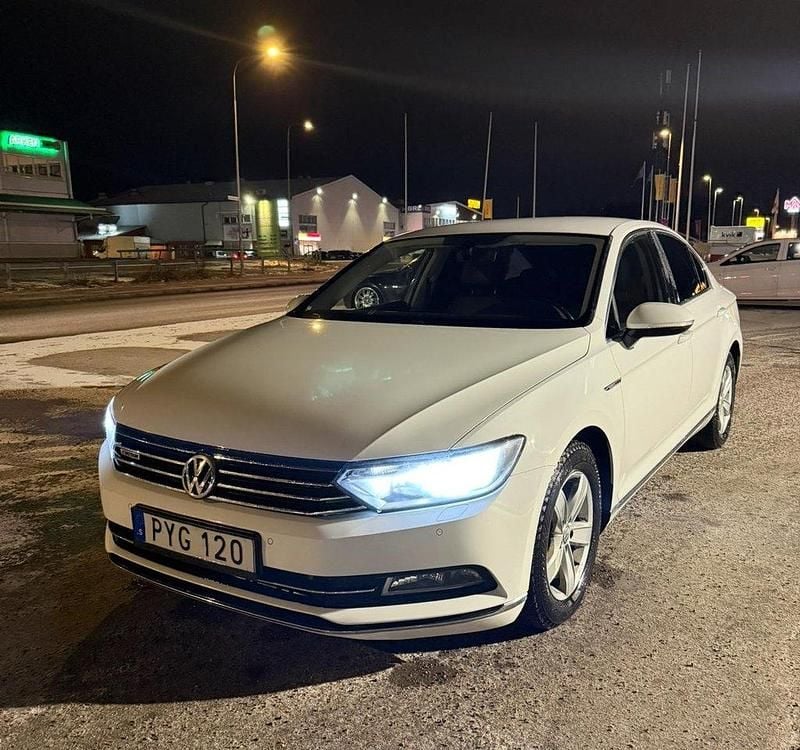Vit Begagnad 2016 VW Passat GT Sedan | 129 900 kr (Bra pris) - Bild 1/4