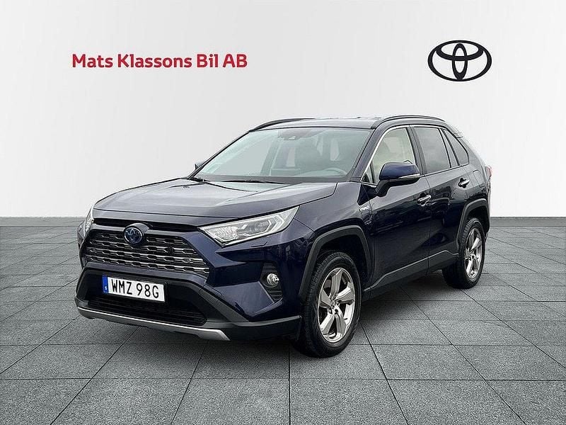 Mörkblå Begagnad 2019 Toyota RAV4 Hybrid Executive SUV | 349 000 kr (Marknadspris) - Bild 1/4