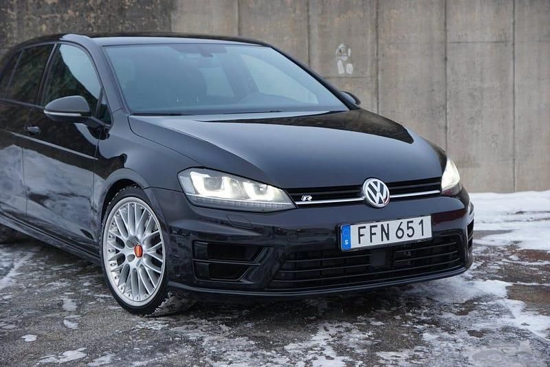Begagnad VW Golf VII R 301 HK (221 kW) 2016 Svart Halvkombi