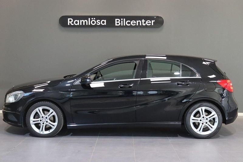 Svart Begagnad 2014 Mercedes A200 Urban Halvkombi | 174 900 kr (Marknadspris) - Bild 1/4