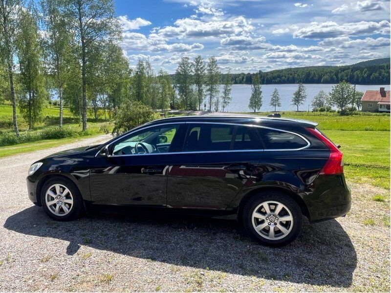 Svart Begagnad 2012 Volvo V60 Momentum Kombi | 60 000 kr (Superpris) - Bild 1/4