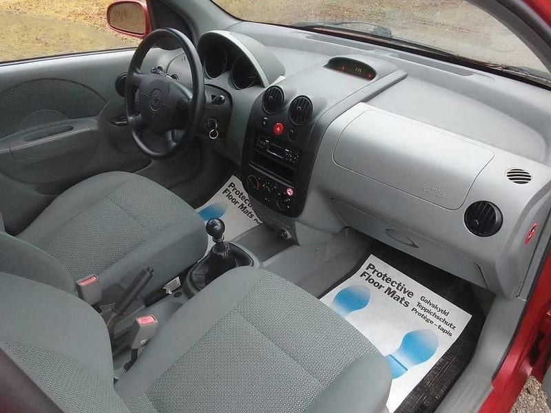 Begagnad Chevrolet Kalos 94 HK (69 kW) 2004 Röd Halvkombi