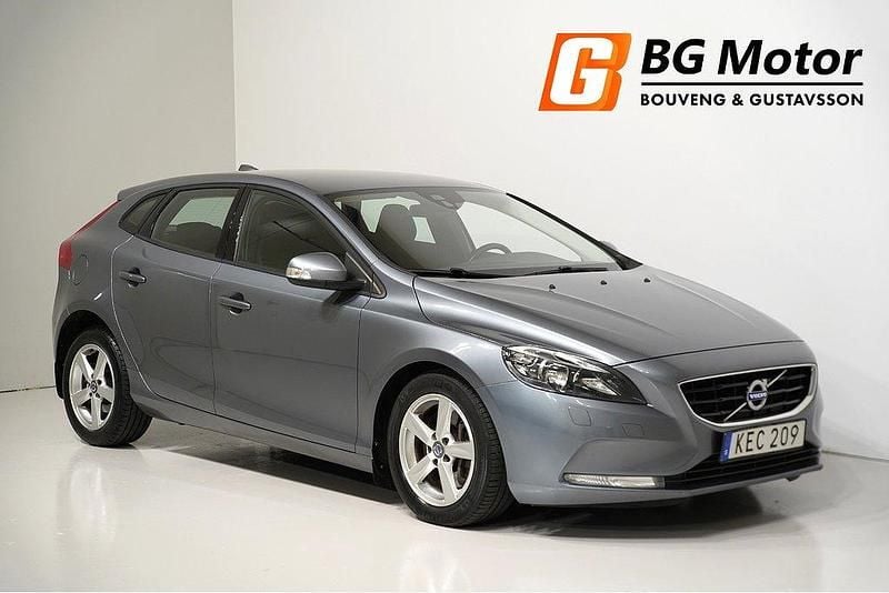 Grå Begagnad 2015 Volvo V40 Kinetic Kombi | 154 700 kr (Marknadspris) - Bild 1/4