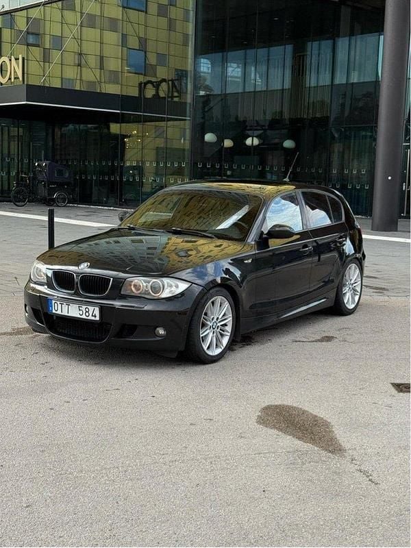 Svart Begagnad 2010 BMW 120 M Sport Halvkombi | 56 000 kr (Marknadspris) - Bild 1/4