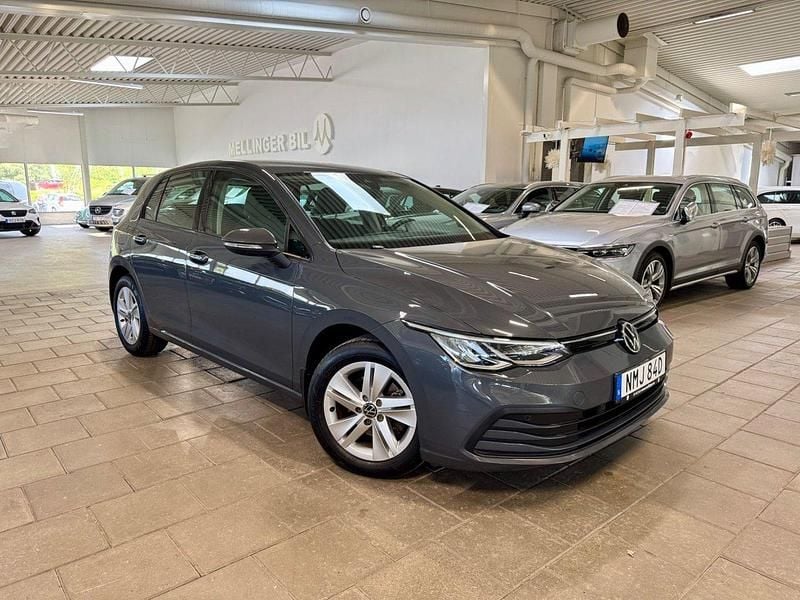Grå Begagnad 2022 VW Golf VIII Halvkombi | 249 800 kr (Marknadspris) - Bild 1/4