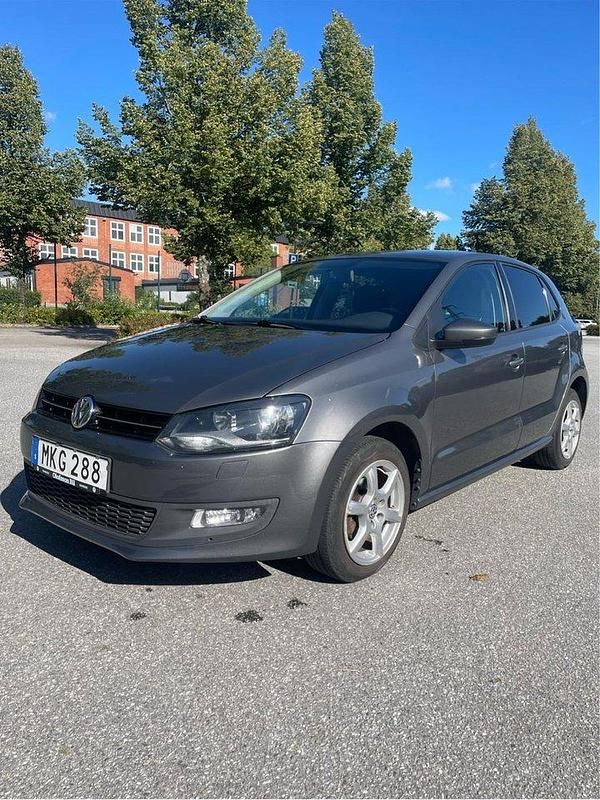 Grå Begagnad 2014 VW Polo Halvkombi | 79 000 kr (Lite dyr) - Bild 1/4