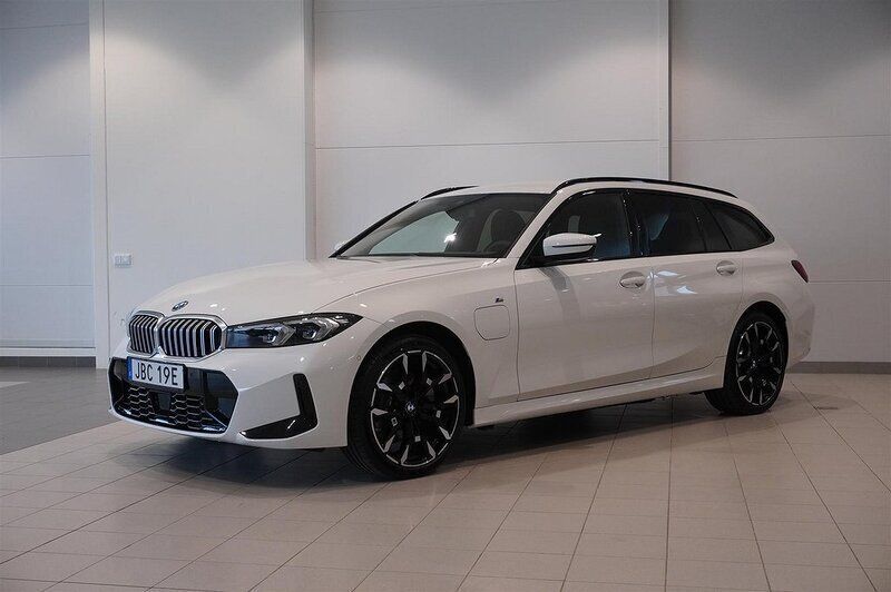 Vit Begagnad 2024 BMW 330e Efficient Dynamics Kombi | 599 800 kr (Bra pris) - Bild 1/4