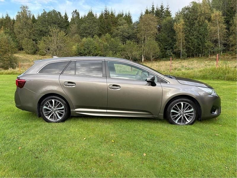 Grå Begagnad 2016 Toyota Avensis Active Kombi | 128 000 kr (Marknadspris) - Bild 1/4