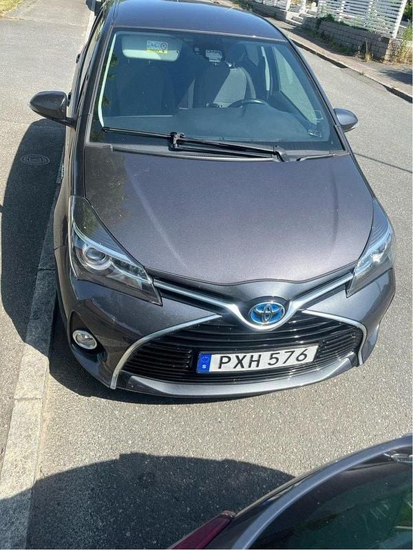 Grå Begagnad 2015 Toyota Yaris Hybrid Active Halvkombi | 105 000 kr (Marknadspris) - Bild 1/4