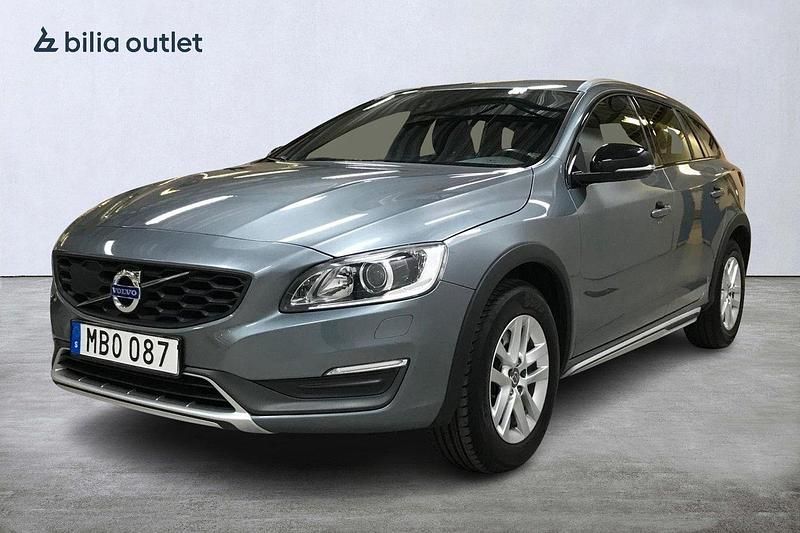 Grå Begagnad 2016 Volvo V60 CC Momentum Kombi | 144 900 kr (Marknadspris) - Bild 1/3