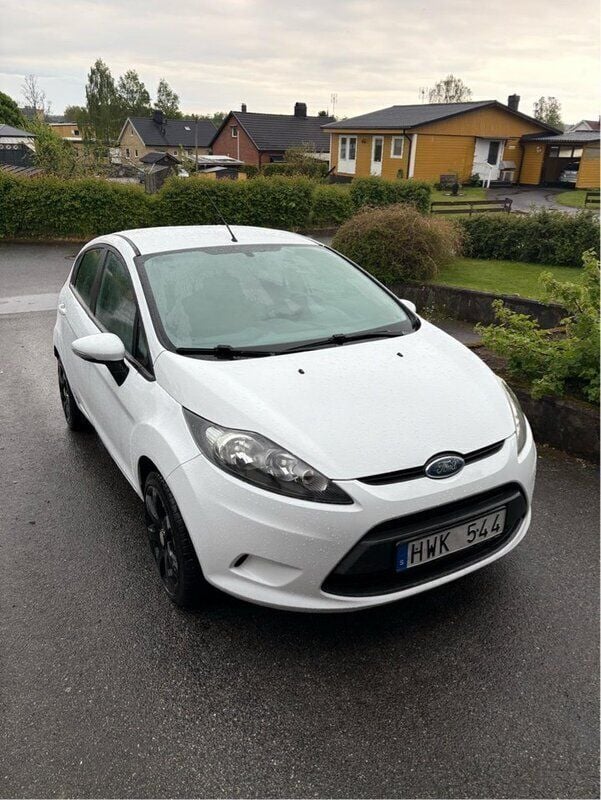 Vit Begagnad 2009 Ford Fiesta Trend Halvkombi | 35 000 kr (Marknadspris) - Bild 1/4
