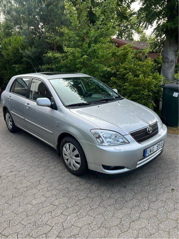 Silver Begagnad 2004 Toyota Corolla Halvkombi | 35 000 kr (Marknadspris) - Bild 1/4