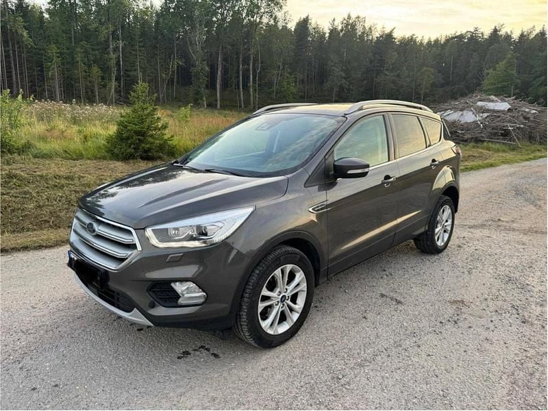 Grå Begagnad 2019 Ford Kuga Titanium SUV | 135 000 kr - Bild 1/4