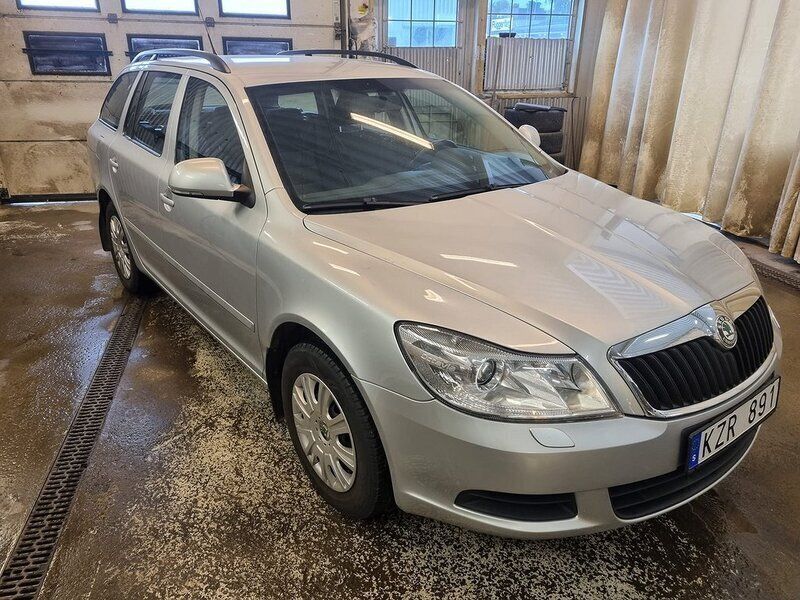 Silver Begagnad 2010 Skoda Octavia Ambiente Kombi | 59 000 kr (Marknadspris) - Bild 1/4