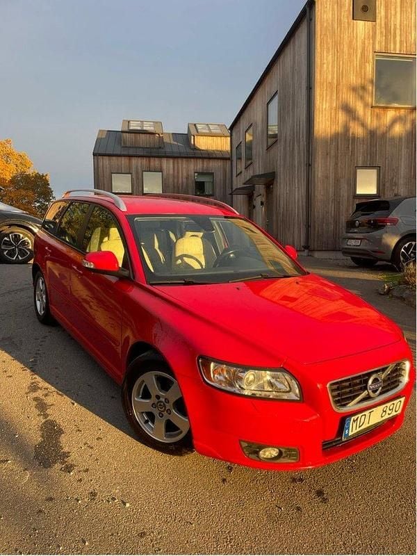 Röd Begagnad 2012 Volvo V50 Momentum Kombi | 59 000 kr (Marknadspris) - Bild 1/4