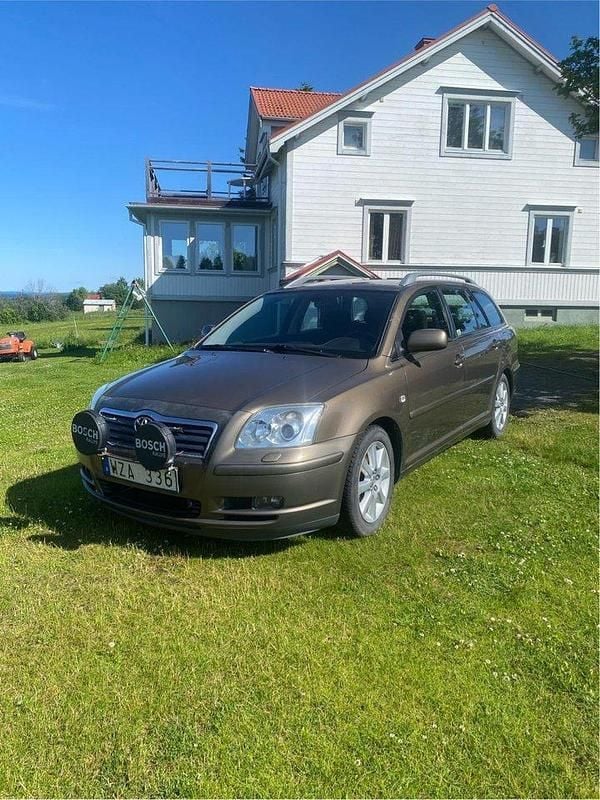 Brun Begagnad 2005 Toyota Avensis Kombi | 30 000 kr (Marknadspris) - Bild 1/4