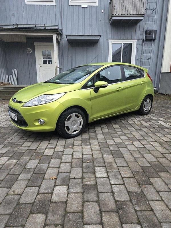 Grön Begagnad 2011 Ford Fiesta Titanium Halvkombi | 39 000 kr (Bra pris) - Bild 1/4
