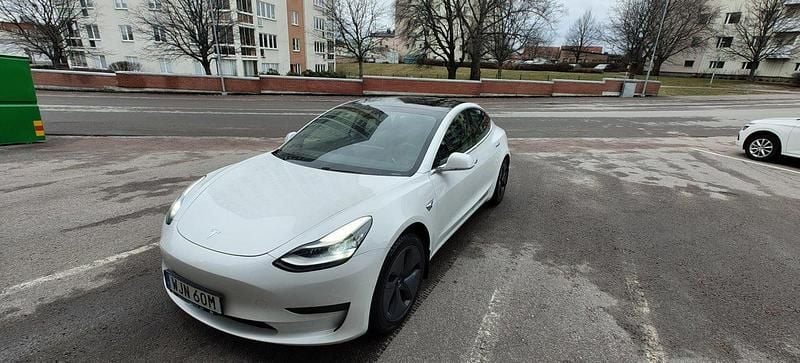 Vit Begagnad 2020 Tesla Model 3 Standard Range Sedan | 199 000 kr (Marknadspris) - Bild 1/4