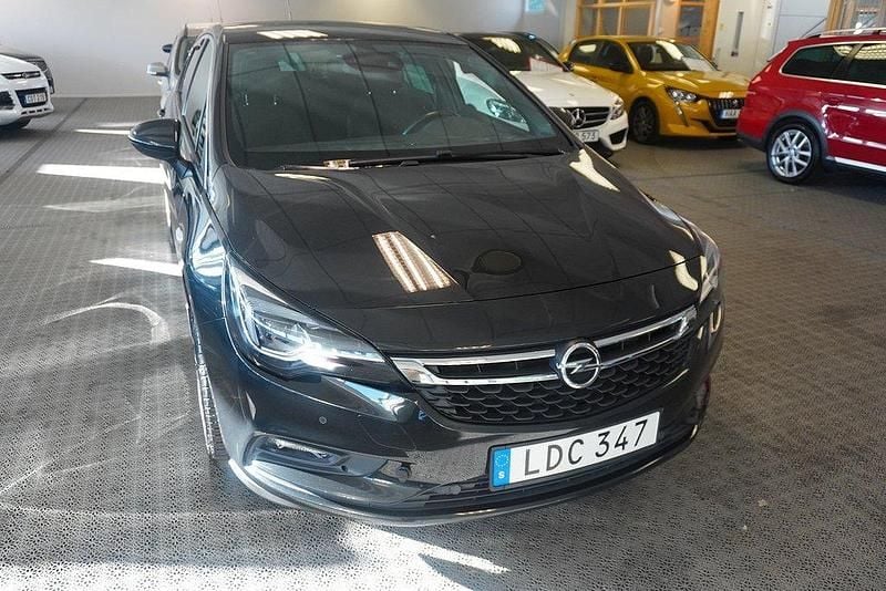 Svart Begagnad 2015 Opel Astra Dynamic Halvkombi | 105 000 kr (Marknadspris) - Bild 1/4
