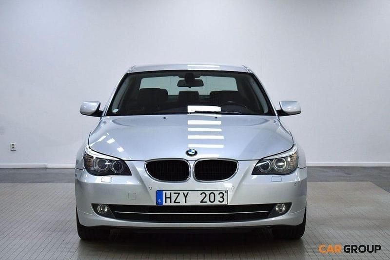 Ljusgrå (grå) Begagnad 2008 BMW 520 Sedan | 79 900 kr (Marknadspris) - Bild 1/4