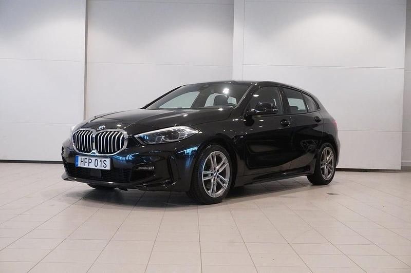 Svart Begagnad 2020 BMW 118 M Sport Halvkombi | 229 800 kr (Marknadspris) - Bild 1/4
