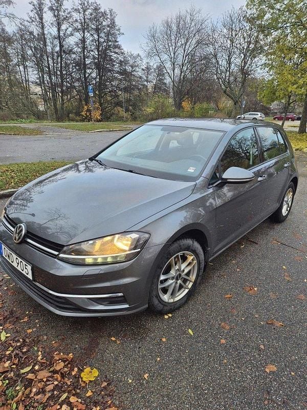 Grå Begagnad 2018 VW Golf VII Halvkombi | 120 000 kr (Marknadspris) - Bild 1/4