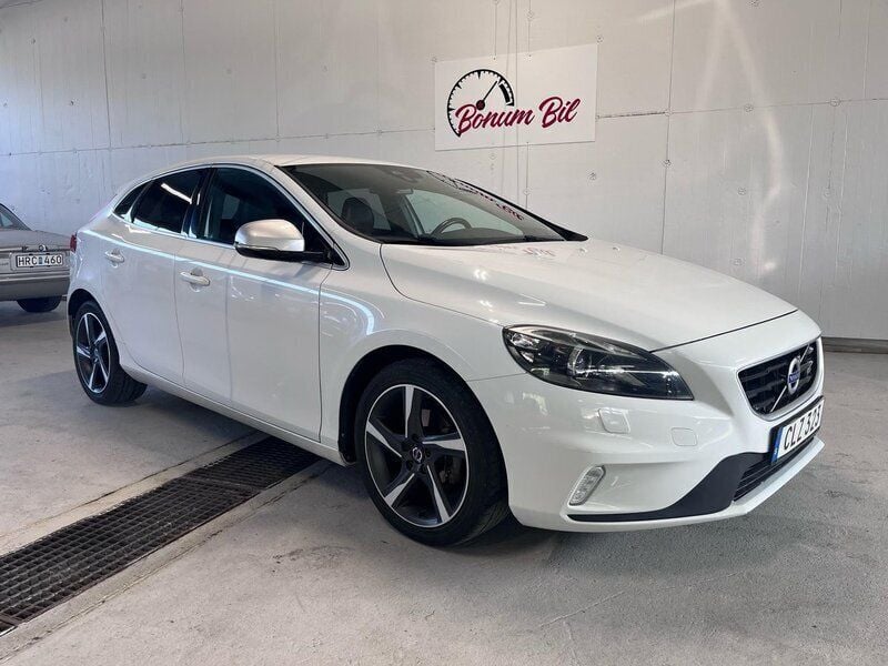 Vit Begagnad 2015 Volvo V40 R-Design Kombi | 132 000 kr (Bra pris) - Bild 1/4