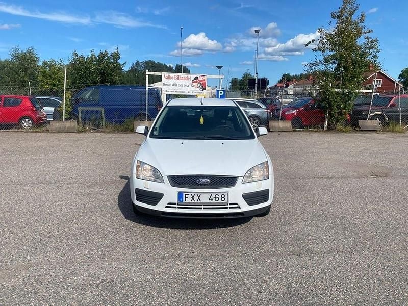 Vit Begagnad 2008 Ford Focus Kombi | 19 900 kr (Marknadspris) - Bild 1/4