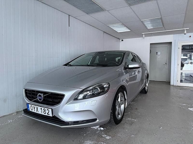 Silver metallic Begagnad 2015 Volvo V40 Ocean Race Halvkombi | 114 900 kr (Bra pris) - Bild 1/4