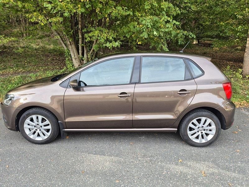 Brun Begagnad 2016 VW Polo Halvkombi | 130 000 kr (Lite dyr) - Bild 1/4