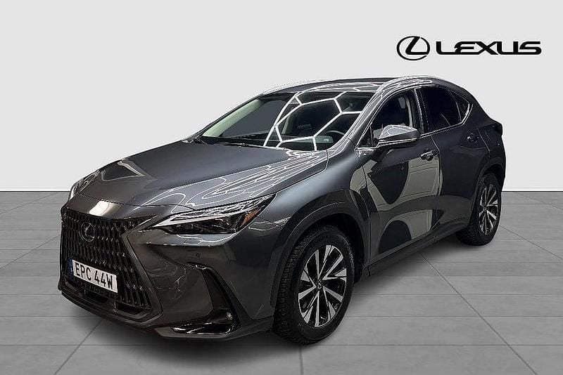 Grå Begagnad 2024 Lexus NX450h+ Business Edition SUV | 589 900 kr (Marknadspris) - Bild 1/4