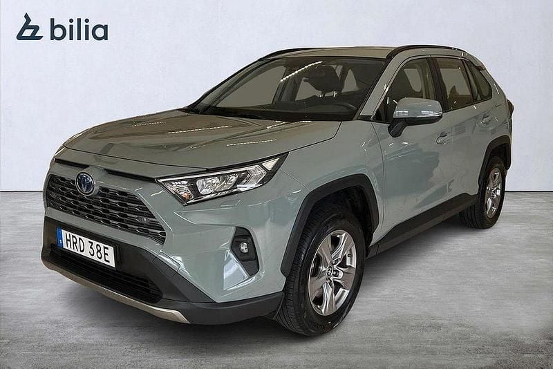 Grön Begagnad 2022 Toyota RAV4 Hybrid Active SUV | 354 900 kr (Marknadspris) - Bild 1/4