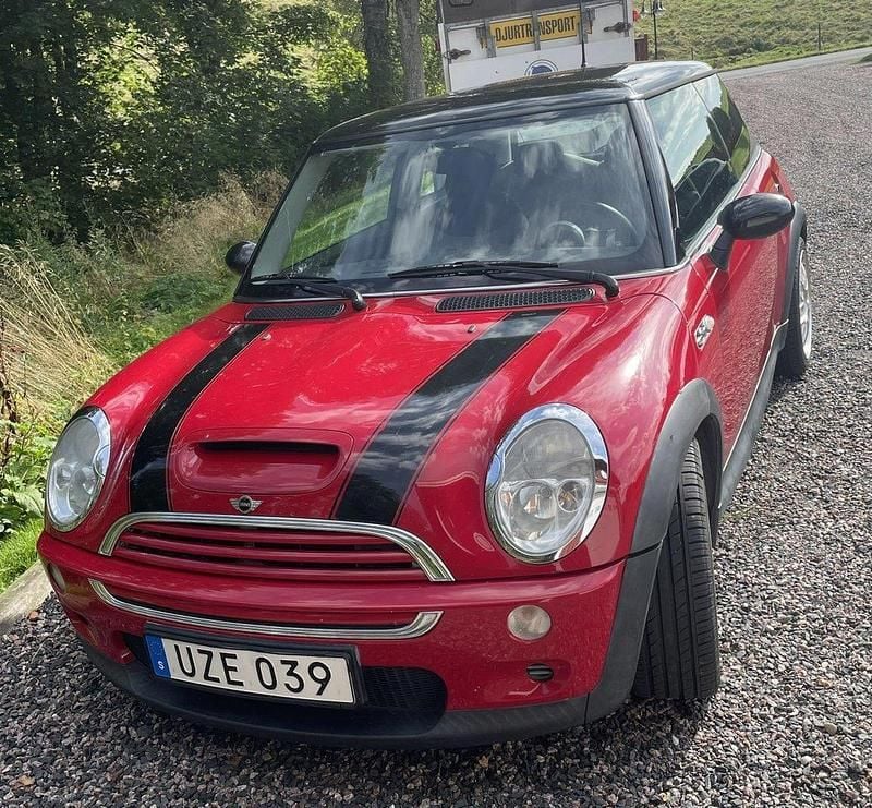Röd Begagnad 2004 Mini Cooper S Halvkombi | 46 000 kr (Lite dyr) - Bild 1/4